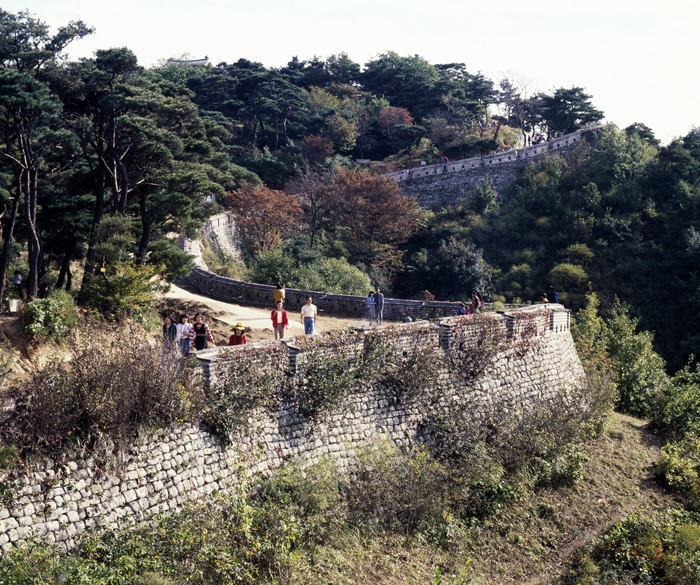 Walk along fortress wall of Namhan Sanseong