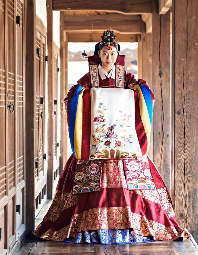 Bride hanbok at traditional Korean wedding