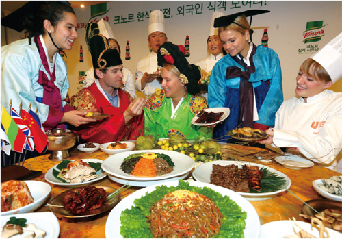 Foreigners enjoying Korean food experience event