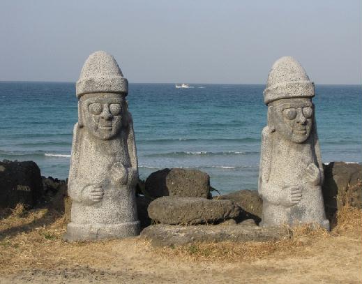 Twin Dol hareubang at Hamdeok Beach