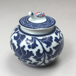 Blue and White Porcelain Tea Caddy with Arabesque Flower Design