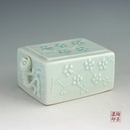 White Porcelain Water Dropper with Lizard and Maehwa Design in Relief