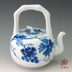 Porcelain Kettle with Blue and White Grapevine Painting
