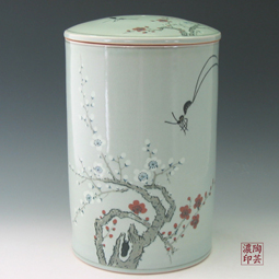Hand Painted Porcelain Vase with Lid: Gray-White Maehwa Design 