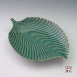 Leaf-shaped Celadon Decorative Ceramic Plate