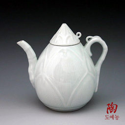 Porcelain Tea Kettle in Bamboo Shoot Design in White 