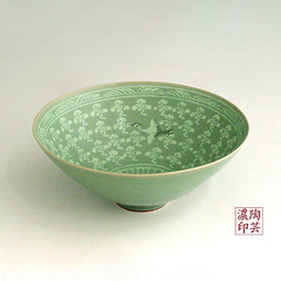 Tea Ceremony Bowl with Inlaid Celadon Green Pottery Cloud Design 